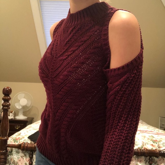 Cute shoulder cut out sweater - Picture 2 of 2